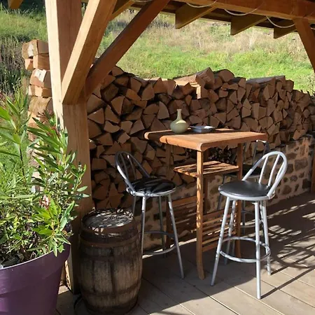 Holiday home Lama-gite-des-puys Ecologique A 30km Des Pistes, Visite Aux Lamas Charge Ve