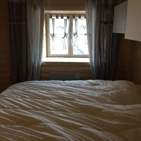 Holiday home Lama-gite-des-puys Ecologique A 30km Des Pistes, Visite Aux Lamas Charge Ve